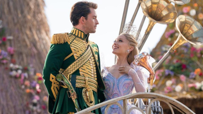 Ariana Grande és Jonathan Bailey 2027-ben Londonban együtt lép színpadra!