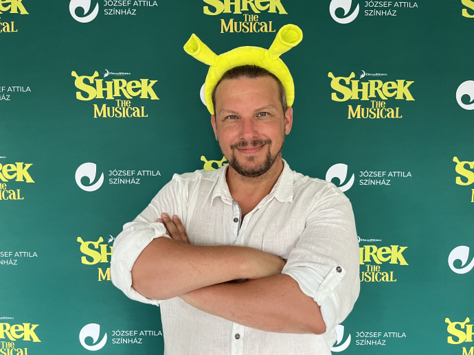 Három Shrek a József Attila Színházban – Peller Károly is a szereplők között!